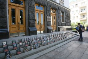 Портреты погибших бойцов ВСУ у здания АПУ