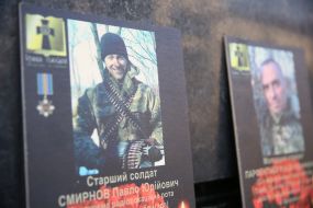 Портреты погибших бойцов ВСУ у здания АПУ