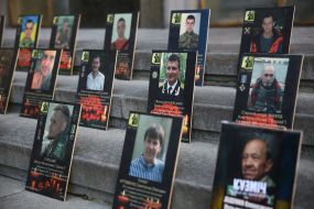 Портреты погибших бойцов ВСУ у здания АПУ