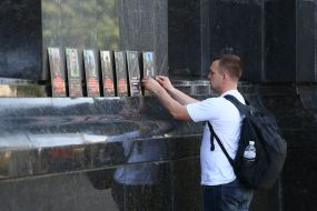 Портреты погибших бойцов ВСУ у здания АПУ