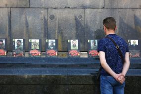 Портреты погибших бойцов ВСУ у здания АПУ