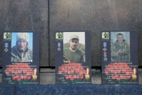 Портреты погибших бойцов ВСУ у здания АПУ