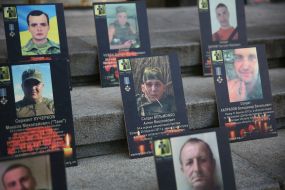 Портреты погибших бойцов ВСУ у здания АПУ