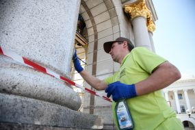 Participants of the Clean Day action washed the Monument of Independence in Kiev
