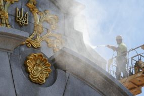 Participants of the Clean Day action washed the Monument of Independence in Kiev