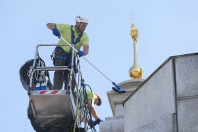 Participants of the Clean Day action washed the Monument of Independence in Kiev