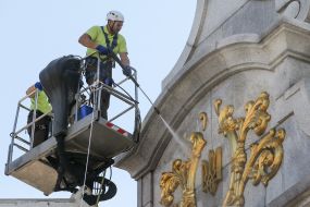 Participants of the Clean Day action washed the Monument of Independence in Kiev