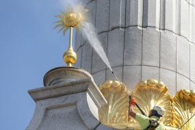 Participants of the Clean Day action washed the Monument of Independence in Kiev