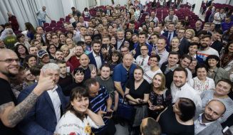 Forum participants are photographed with Petro Poroshenko