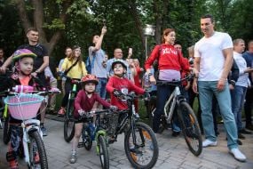 Владимир Кличко и люди на велосипедах