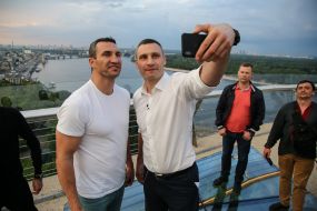 Владимир Кличко и Виталий Кличко делают Селфи на мосту