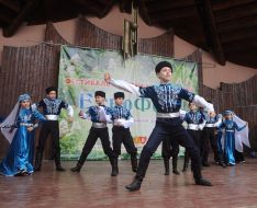 Children in Crimean Tatar costumes