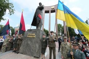 Ветераны УПА возле памятника Степану Бандере
