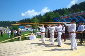 Музыканты играют на трембите