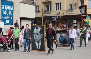 Портреты Романа Шухевича и Степана Бандеры