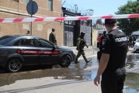 Правоохранители возле колонии