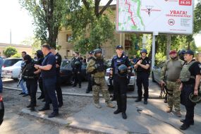 Правоохранители возле колонии