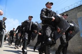 Правоохранители возле колонии