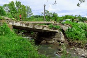 Разрушенный наводнением мост