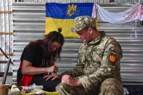 The girl draws on military hand 