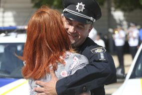 Сотрудник полиции обнимает женщину