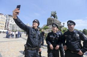 Сотрудники полиции делают селфи
