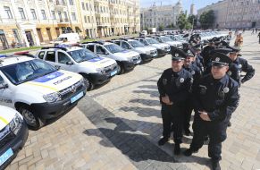 Сотрудники полиции возле служебных автомобилей