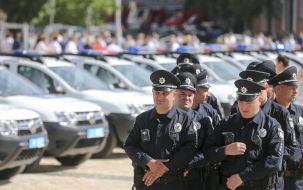 Сотрудники полиции возле служебных автомобилей