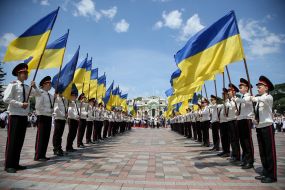 Кадеты держат флаги Украины