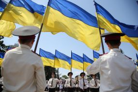 Кадеты держат флаги Украины