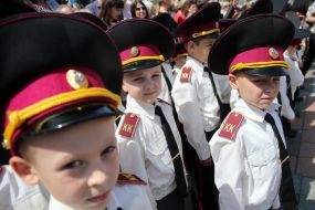 Кадеты держат флаги Украины