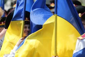 Кадеты держат флаги Украины