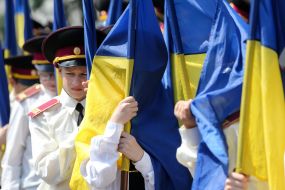 Кадеты держат флаги Украины