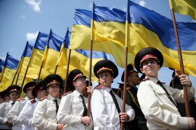 Кадеты держат флаги Украины