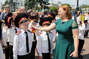 Кадеты держат флаги Украины