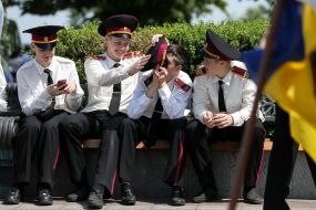 Кадеты держат флаги Украины