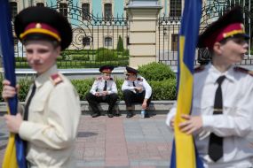 Кадеты держат флаги Украины