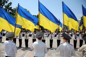 Кадеты держат флаги Украины