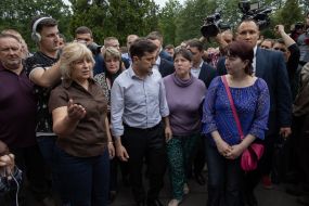 Vladimir Zelensky communicates with the families of the dead