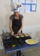 Повар готовит блины