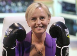 Аліна Шатерніков в боксерських рукавицях