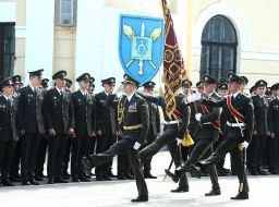 Лицеисты-выпускники несут знамя