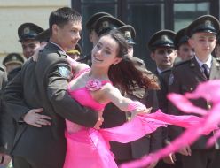 Лицеисты-выпускники танцуют