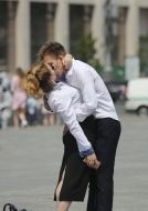 Молода пара цілується