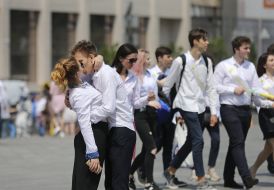 Молода пара цілується