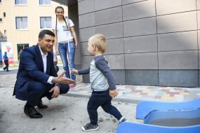 Володимир Гройсман вітається з хлопчиком