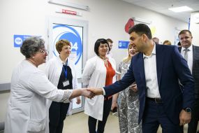 Володимир Гройсман вітає лікарів