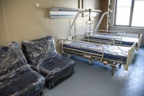 Ліжка та крісла в палаті