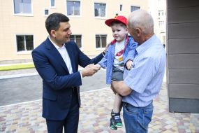 Володимир Гройсман вітається з чоловіком з дитиною