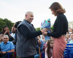 Vladimir Melnichenko gives flowers to Marina Poroshenko